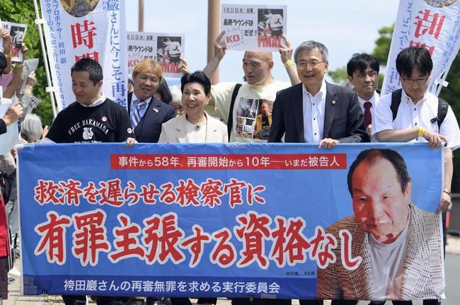 袴田巌さんの再審第15回公判で静岡地裁に向かう姉ひで子さん（左から３人目）と弁護団ら＝22日