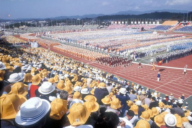 くにびき国体秋季大会の開会式で入場行進する島根県選手団＝１９８２年１０月３日、松江市総合運動公園陸上競技場