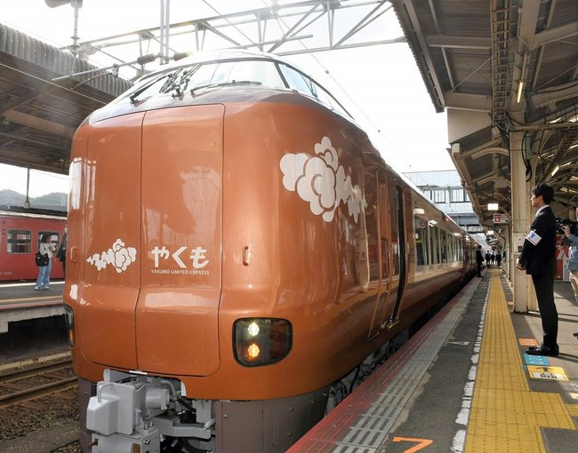 ＪＲ米子駅に到着した特急やくもの新型車両２７３系＝米子市弥生町