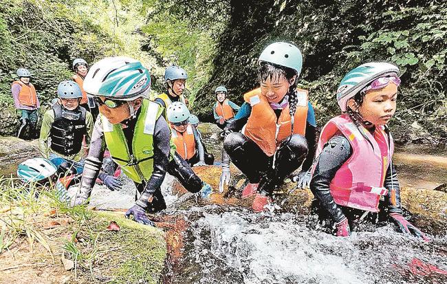 清流の沢登りを体験する参加者＝島根県美郷町九日市、沢谷川