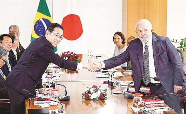 会談の冒頭、ブラジルのルラ大統領（右）と握手する岸田首相＝３日、ブラジリア（共同）