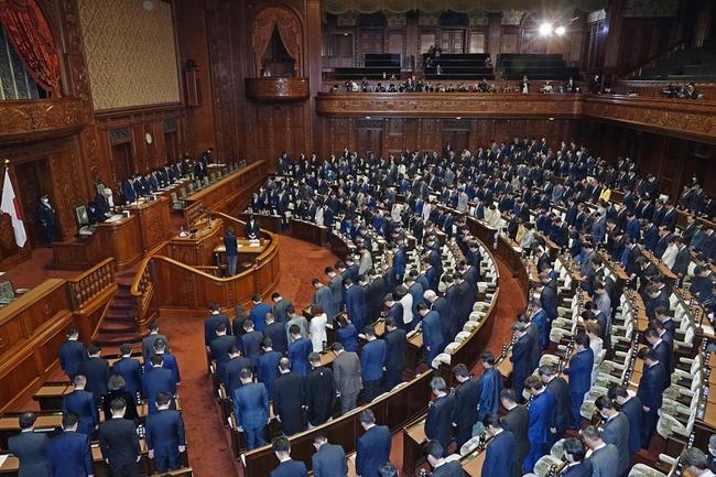 自民党派閥の政治資金パーティー裏金事件で、国民の政治への信頼が揺らぐ。写真は、通常国会が召集され、衆院本会議で能登半島地震の犠牲者を悼み、黙とうする議員ら＝１月26日午後