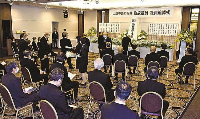物故役員・社員に献花する参列者＝松江市朝日町、松江エクセルホテル東急