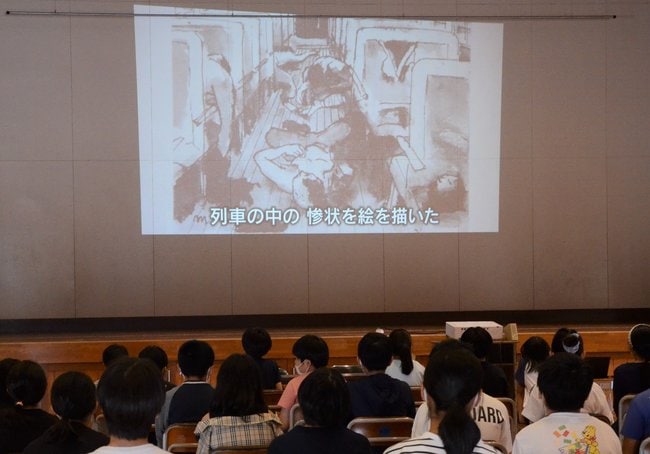山陰であった空襲被害についての動画を見る児童たち＝米子市両三柳、米子市立加茂小学校