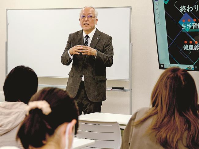 生活習慣病の予防について講演する山下一也学長＝浜田市田町、市まちなか交流プラザ