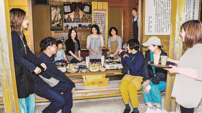 巡礼者にごちそうを用意してもてなす地区の人たち＝島根県知夫村、来居御堂
