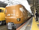 ＪＲ米子駅に到着した特急やくもの新型車両２７３系＝米子市弥生町、ＪＲ米子駅