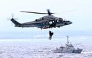 海中に転落した男性を救助する海上保安庁の機動救難士＝４日午前１０時１７分、益田市西平原町付近の日本海