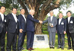山陰両県とインドとの交流発展を誓い、握手する山陰インド協会の古瀬誠名誉会長（右から４人目）と、在インド日本大使館の八木毅大使（同３人目）ら＝４日午後、同大使館