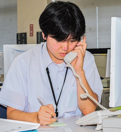 電話応対の練習をする生徒＝松江市浜乃木８丁目、松江商業高校