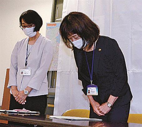 頭を下げる竹間恭子部長(右)=鳥取市幸町、市役所