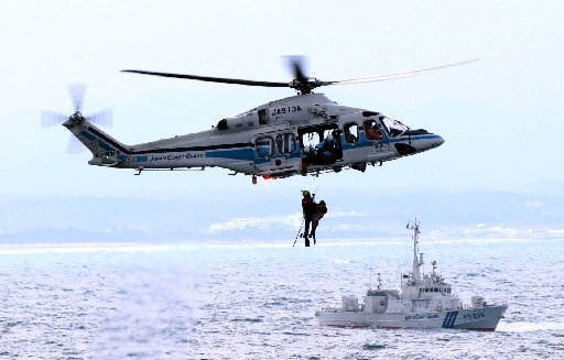 海中に転落した男性を救助する海上保安庁の機動救難士＝４日午前１０時１７分、益田市西平原町付近の日本海