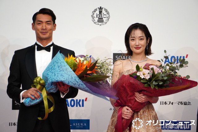 『第23回ベストフォーマリスト』授賞式に参加した（左から）槙野智章、高梨臨 （C）ORICON NewS inc.