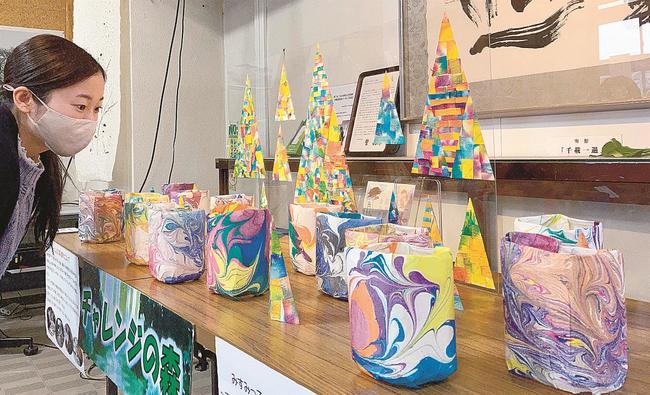 石州和紙で小学生が作った小物入れなどの作品=浜田市三隅町三隅、市三隅支所