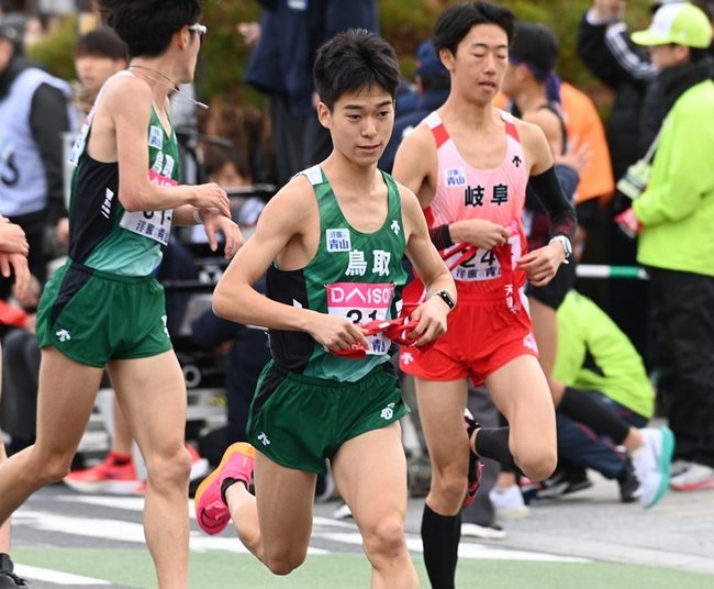 第３中継所を飛び出す鳥取の４区古田瑞樹(八頭高)