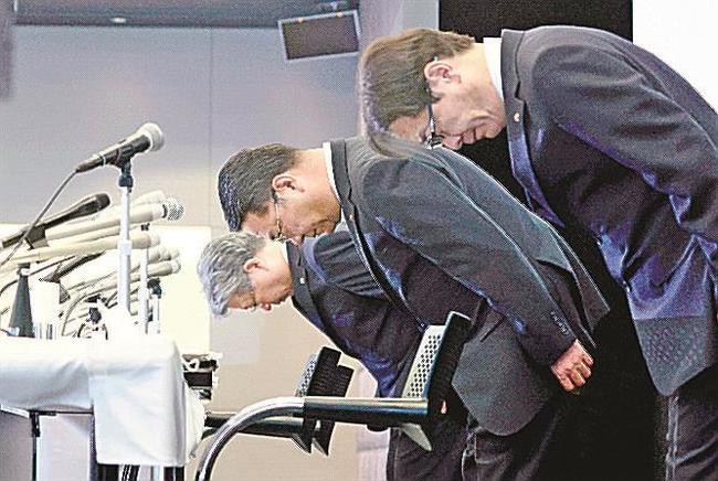 株価操縦事件の報告書を公表し、記者会見で謝罪するＳＭＢＣ日興証券の近藤雄一郎社長（中央）＝６月２４日、東京・丸の内