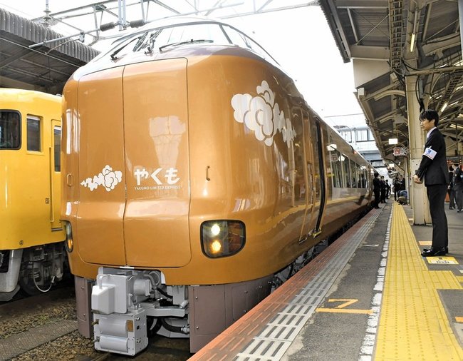 ＪＲ米子駅に到着した特急やくもの新型車両２７３系＝米子市弥生町、ＪＲ米子駅