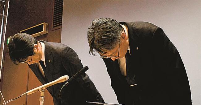謝罪する島根県教育委員会の今岡重之総務課長（右）＝松江市殿町、県庁