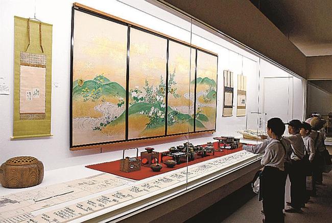 藩主をもてなした品々を見学する阿井小児童＝島根県奥出雲町上阿井、可部屋集成館