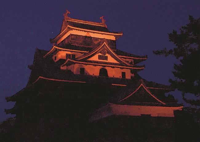 赤色にライトアップされた松江城天守＝松江市殿町