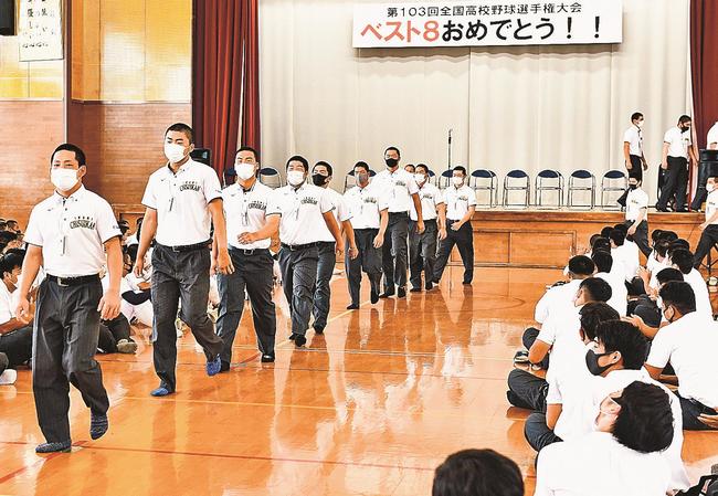 大きな拍手を受けながら体育館を行進する野球部の選手たち＝江津市渡津町、石見智翠館高