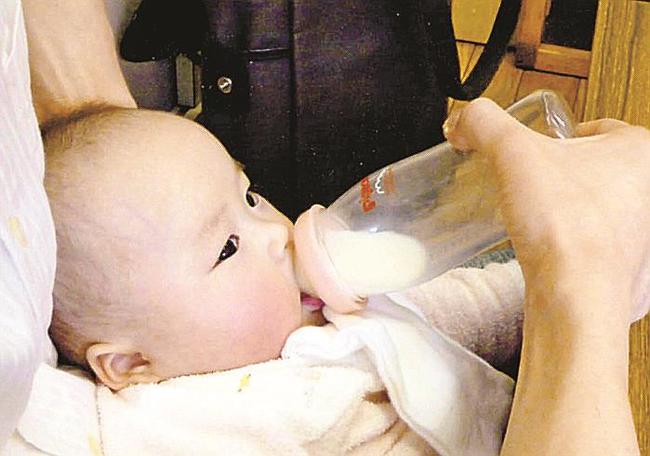 ミルクを飲む赤ちゃん（資料）