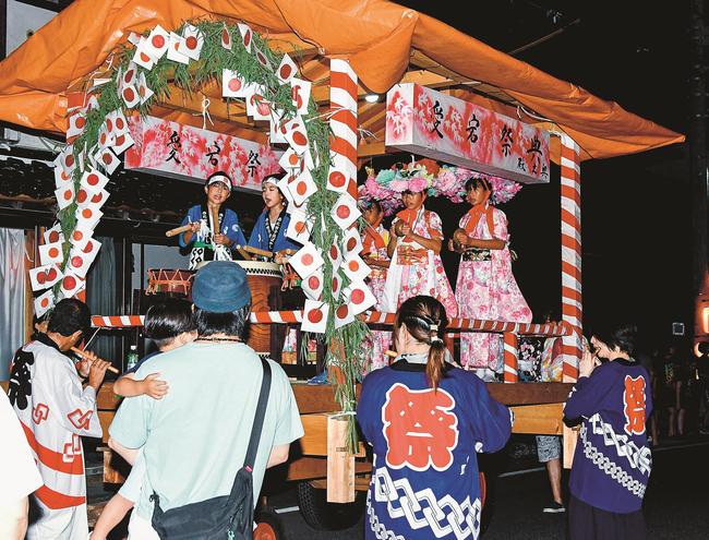 太鼓やかねを鳴らし、祭りを盛り上げる子どもたち＝安来市広瀬町西比田