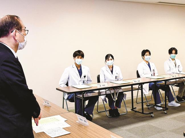久保田章市市長（左）の激励に耳を傾ける研修生＝浜田市浅井町、浜田医療センター