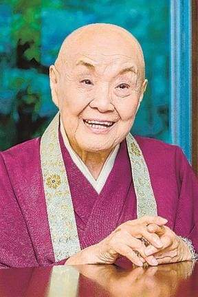 インタビューに答える瀬戸内寂聴さん＝２０１６年６月、京都市の寂庵