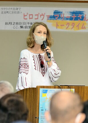 母国ウクライナへの思いを語るマリーナ・ピロコバさん=境港市大正町、しおさい会館