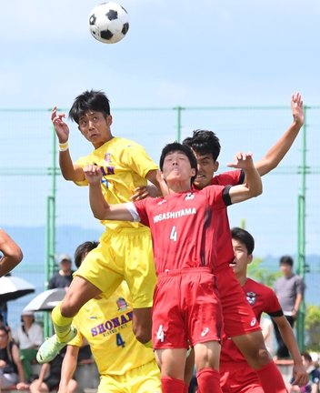 【サッカー男子１回戦・立正大淞南－東山】後半、コーナーキックから得点を狙う立正大淞南の西口大稀（左）＝旭川市、東光スポーツ公園球技場