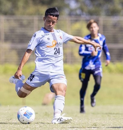 昨シーズンの中国サッカーリーグ最終節・ＦＣバレイン下関戦でシュートを決める、ベルガロッソいわみのＭＦ川満陸選手＝2024年９月29日、山口県下関市