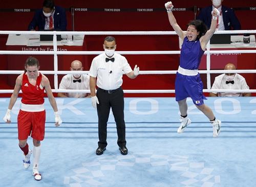 女子フェザー級準決勝で英国選手（左）を破り、決勝進出を決め跳び上がって喜ぶ入江聖奈。銀メダル以上が確定した＝両国国技館