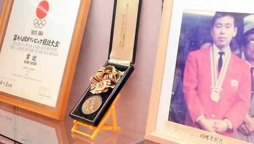 岡部幸明が獲得した銅メダル＝大田市温泉津町湯里、湯里まちづくりセンター