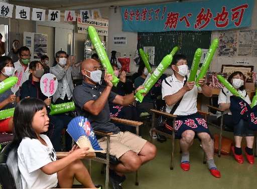 応援グッズを使って、必死の応援をみせる応援団＝米子市東山町、鳥取県営東山水泳場