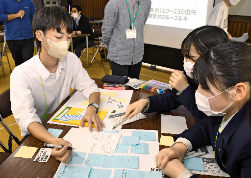 参加した生徒と議論する桐原蓮太さん（左）＝松江市西川津町、松江東高校