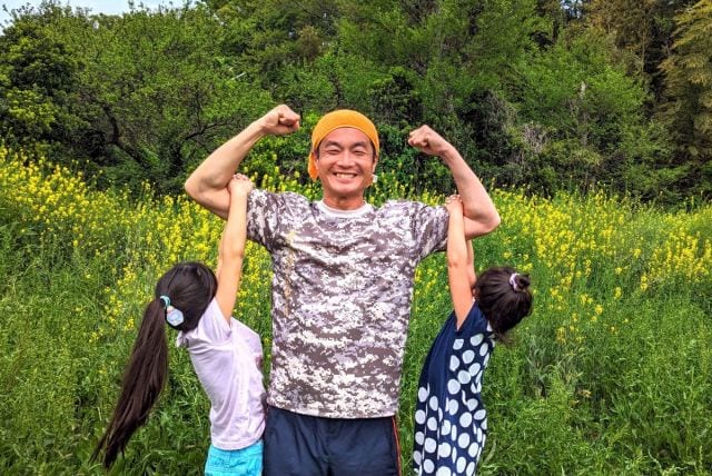 力仕事の多い「便利屋」業。腕力もこの通り！（写真／本人提供）