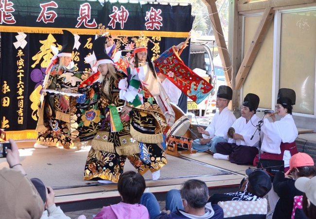 演目「岩戸」を披露する松原神楽社中のメンバー＝浜田市三隅町折居、道の駅ゆうひパーク三隅