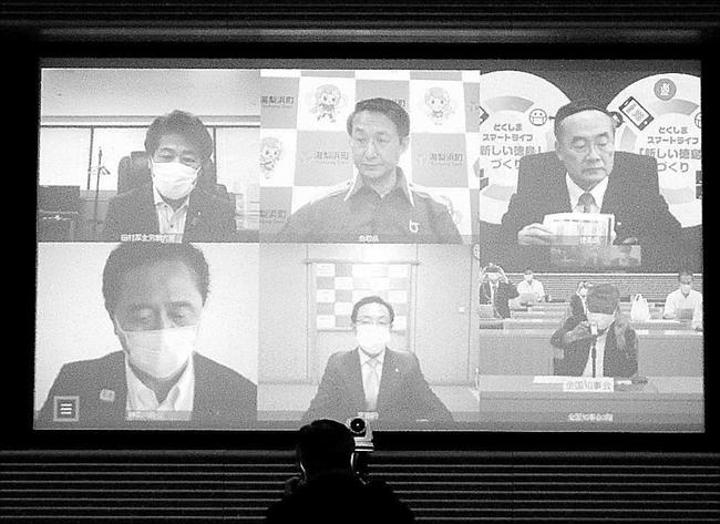 オンラインで会談する田村厚労相（左上）と全国知事会の飯泉嘉門会長（右上）ら＝３日午後