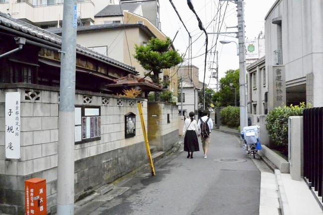 子規庵（左）と台東区立書道博物館（右）がある通り＝東京都台東区