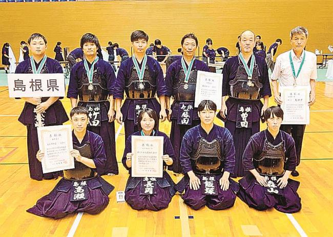 第65回全国教職員剣道大会団体の部で準優勝した島根県チーム＝松江市総合体育館
