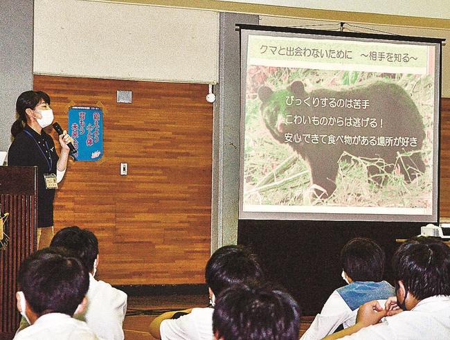 生徒にクマの特徴を説明する鈴木香菜さん＝浜田市金城町下来原、市立金城中学校