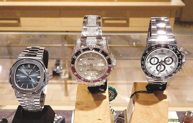 左から、パテック・フィリップの「ノーチラス」、ロレックスの「ＧＭＴマスターⅡ」と「デイトナ」＝東京都中野区の「ジャックロード」