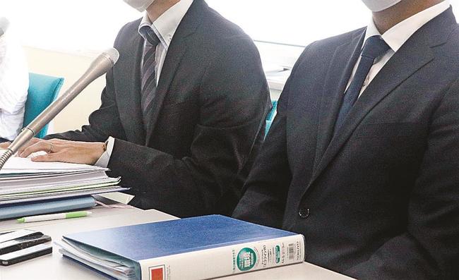 懲戒処分の無効確認などを求める提訴後、記者会見する松江西高校の教員＝松江市内