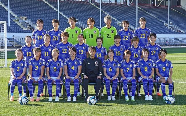 練習前に記念撮影するなでしこジャパンの選手たちと池田監督（前列中央）＝１８日、クライストチャーチ（共同）