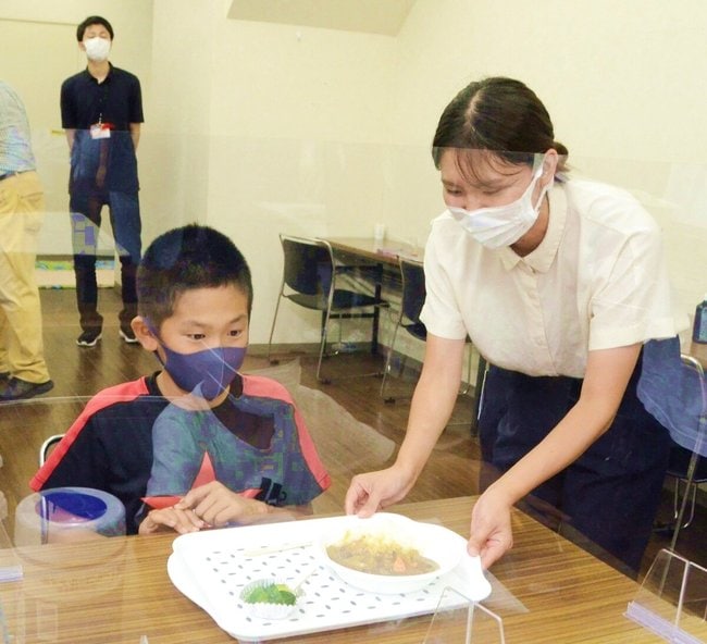 山陰中央新報社が運営する「子ども食堂」がオープンした。食堂はどんな雰囲気なのか、社員ボランティアとして参加した日の様子を伝える＝松江市殿町、子どもご縁食堂