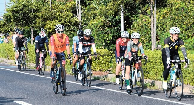 軽快にペダルをこぐ参加者＝米子市淀江町中間、大和公園運動広場