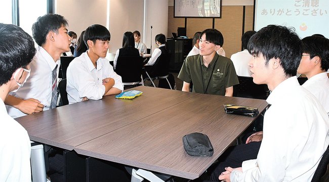 雲南市の職員と意見交換をする生徒＝雲南市木次町里方、市役所