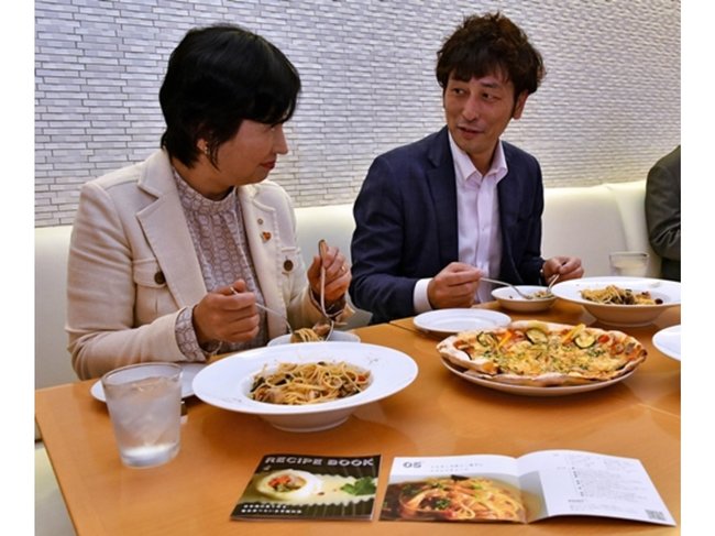 どんちっちアジの干物を使ったパスタを試食し、意見交換する高岩綾子施設長（左）と室■（崎の大が立の下の横棒なし)拡勝社長＝江津市江津町、森のレストラン