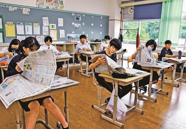 知夫小中学校で新聞教室